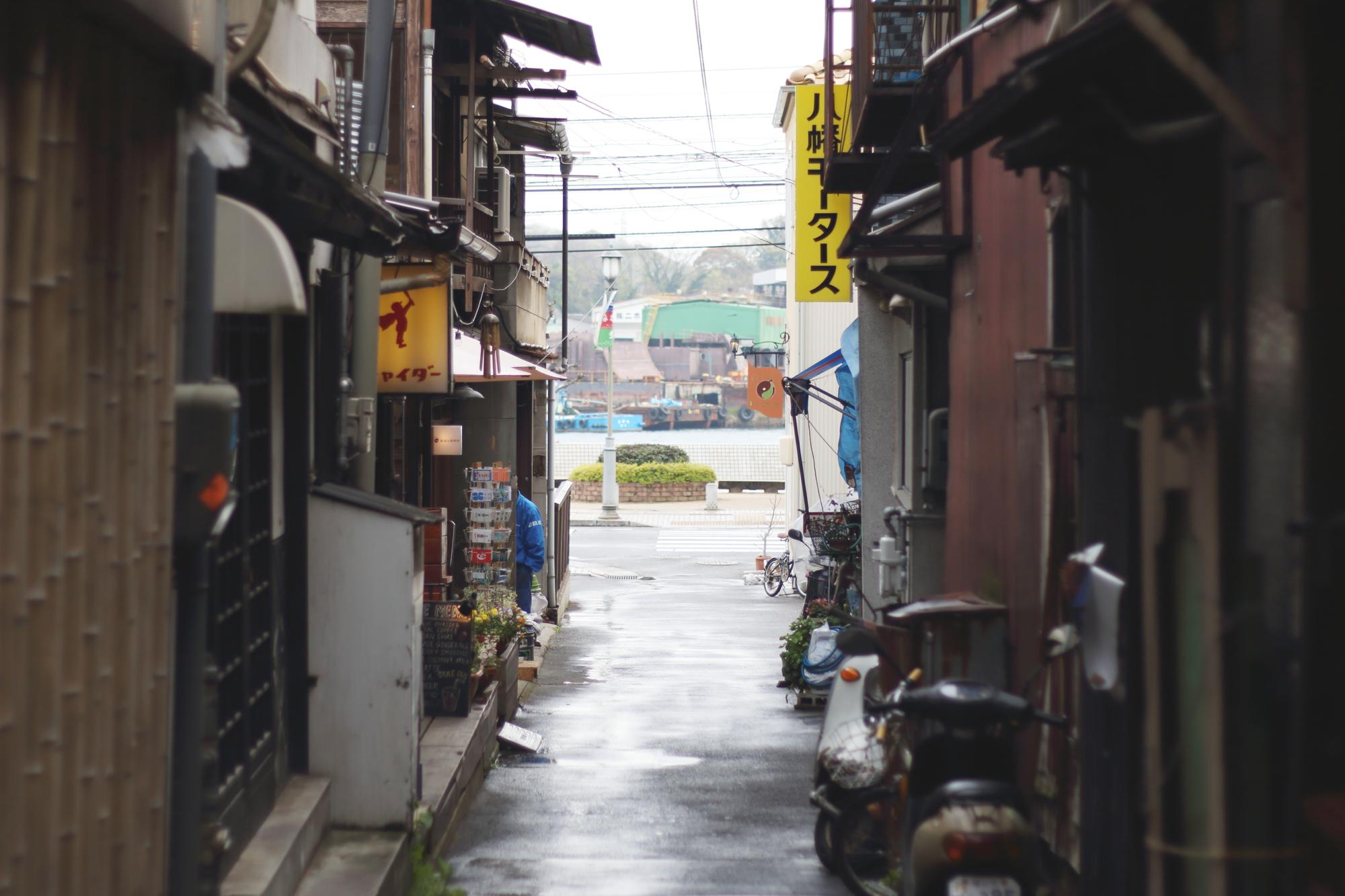 アーケードから横道にそれると、その先は海。こういった路地にもいいお店がいっぱい。