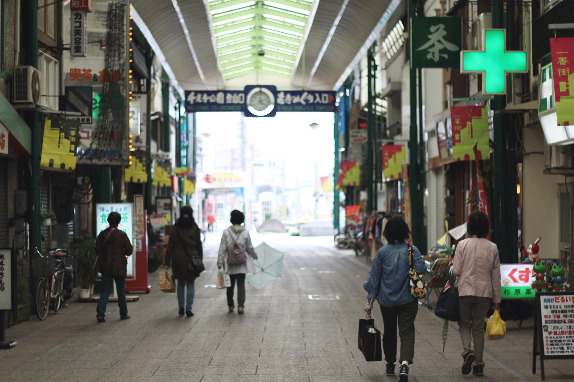 駅近くの商店街の様子。アーケードが続きます。