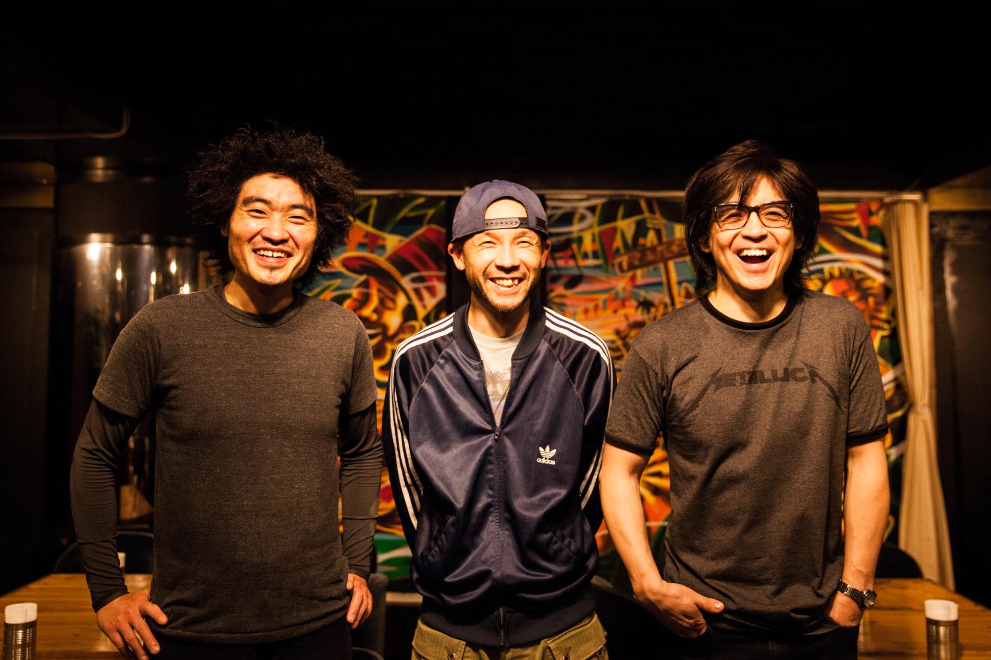 写真左が辻さん、右が沼澤さん、中央がMixのダブマスター内田直之さん。内田さんはNatutral High! にGOMA＆The Jungle Rhythm Sectionで出演予定。