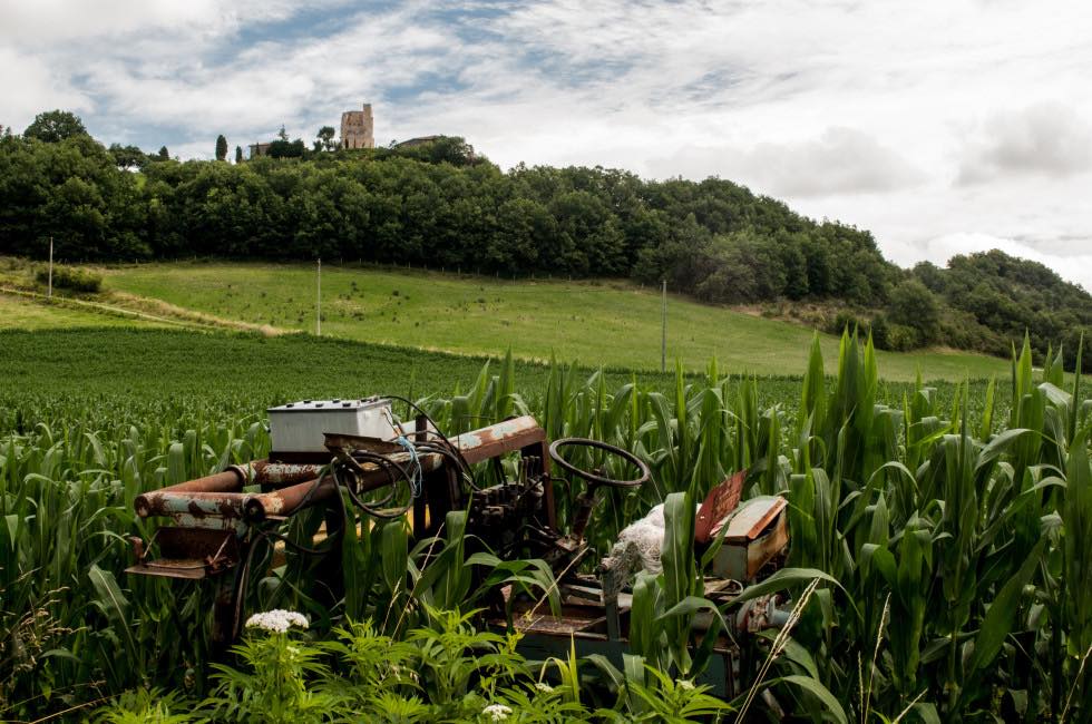 s2000_left-behind-tractor-free-license-cc0-980x650