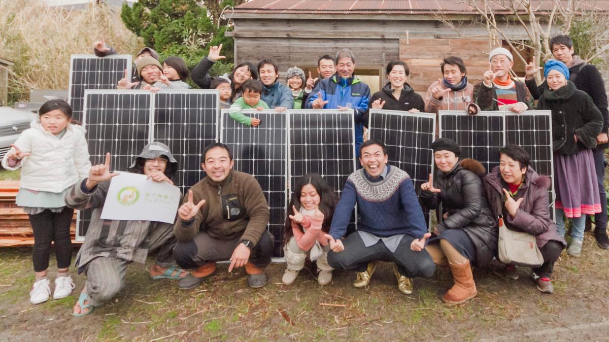 テンダーさんが推奨する太陽光発電システム「わがや電力」は、自宅の屋根で発電した電気を売電せずに蓄電池に貯め自分で使うという方式。必要な部材が少なく構築も簡単なので自分で組み上げることができる。培ったノウハウを共有するために１年に数回、太陽光発電のワークショップも展開している。