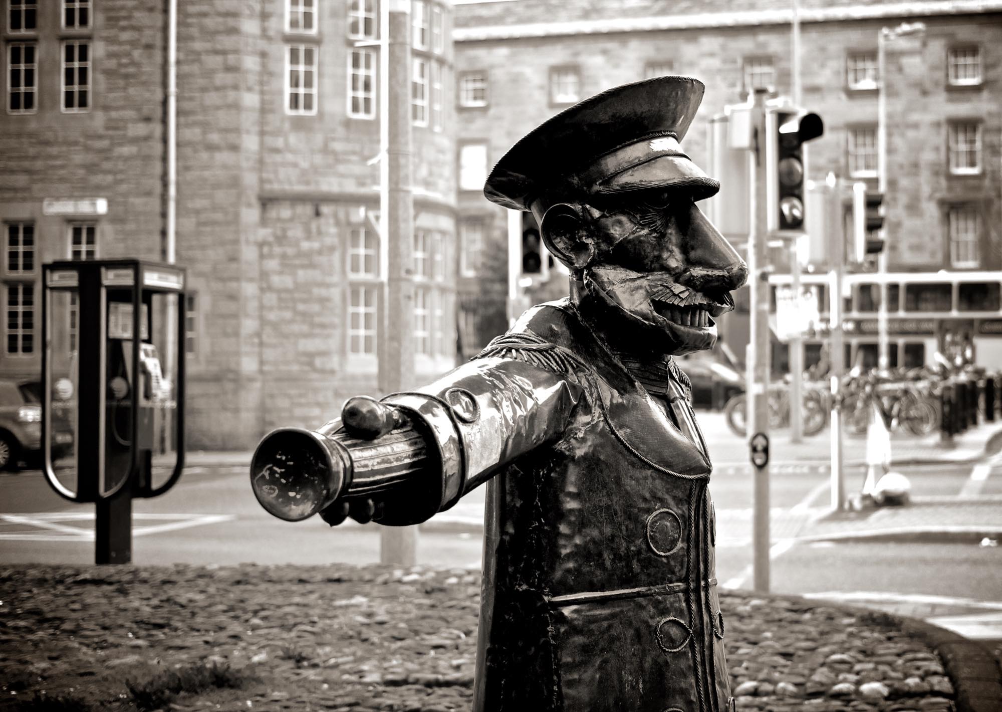 s2000_black-and-white-street-police-statue