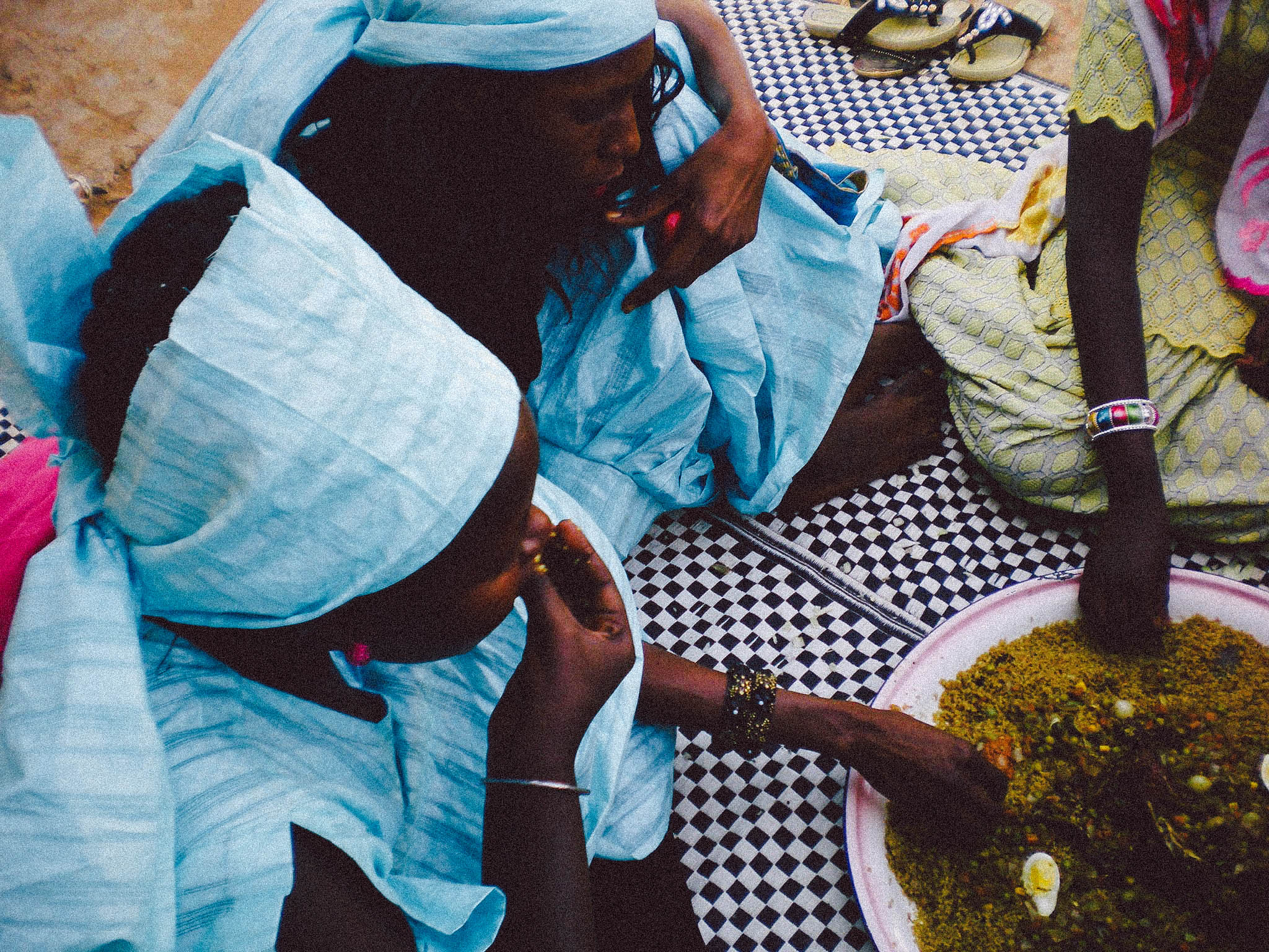  Gamou（ガンモ）と呼ばれるイスラム教のお祭りのときの食事の様子。ひとつの皿を何人かで共に食す。
