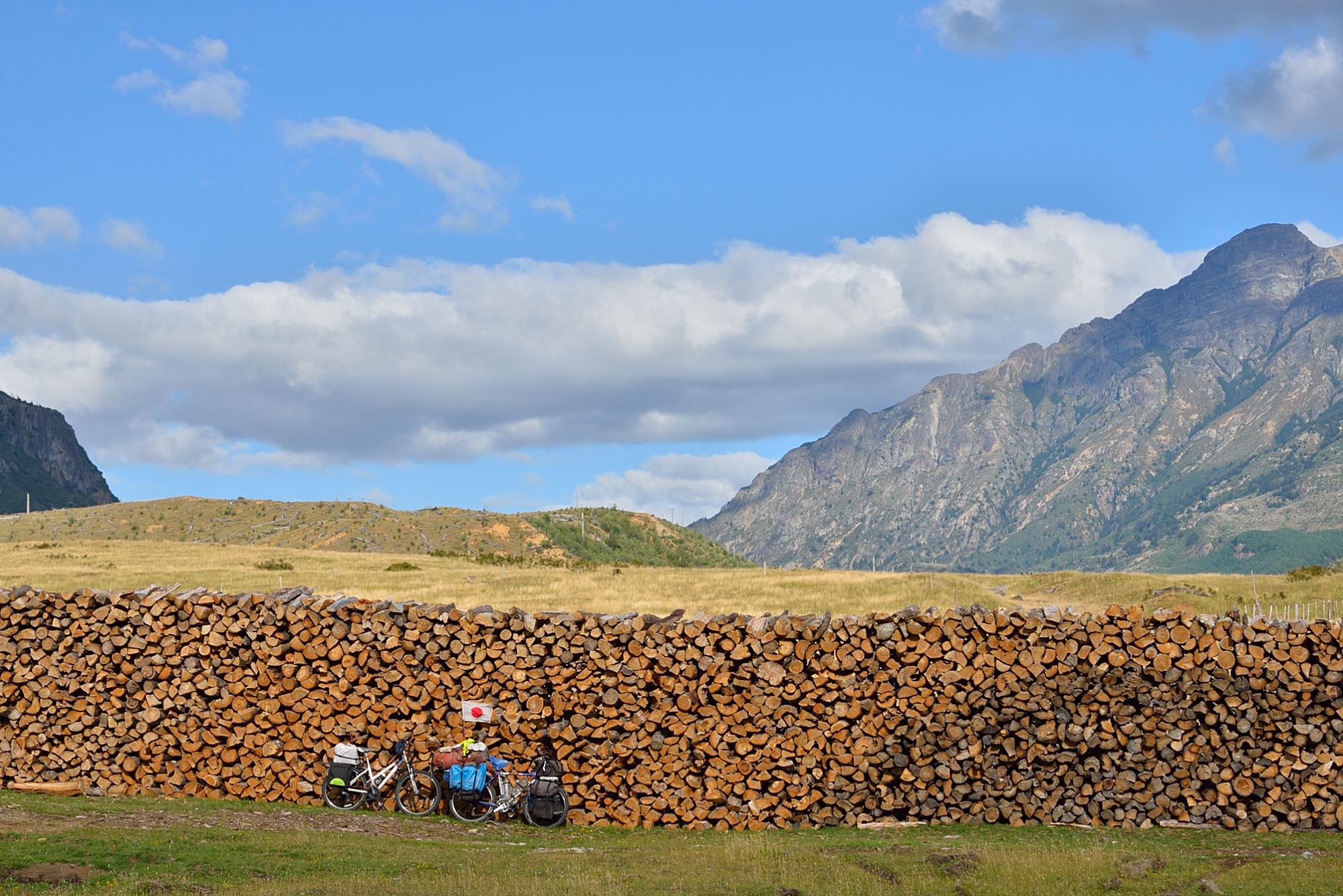とある日のキャンプサイトで民家の庭に積み上げられた薪。暖炉文化の残るチリでは冬を越すまでにこの薪を使い果たします。