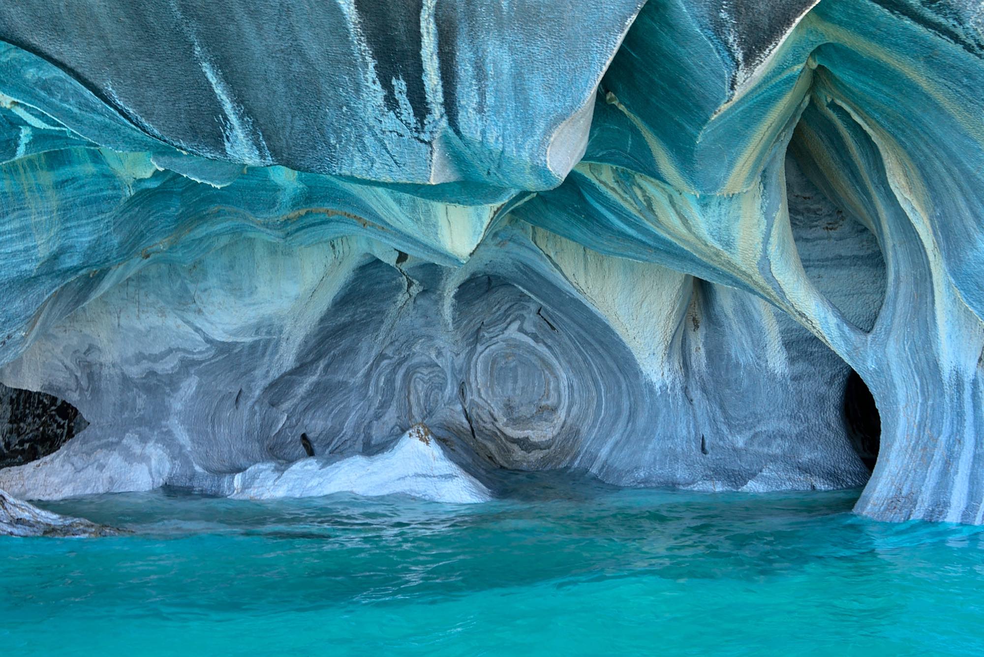  マーブルカテドラル。幻想的な形をした洞窟に、湖水の青が反射し青く輝く世界を作り出しています。
