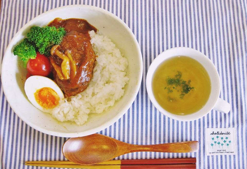 この日の日替わりランチは「煮込みハンバーグ丼」。スープが付いて、550円。