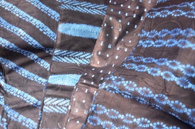 ギニアのフラ族の伝統工芸、藍染の布　天然の藍を使った染物