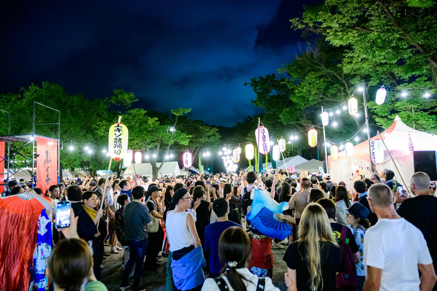 アースガーデン“夏”ヨルイチ 2026 2日目レポート｜土曜の夜は大